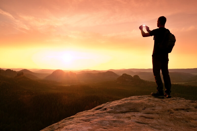 backpacker met smartphone